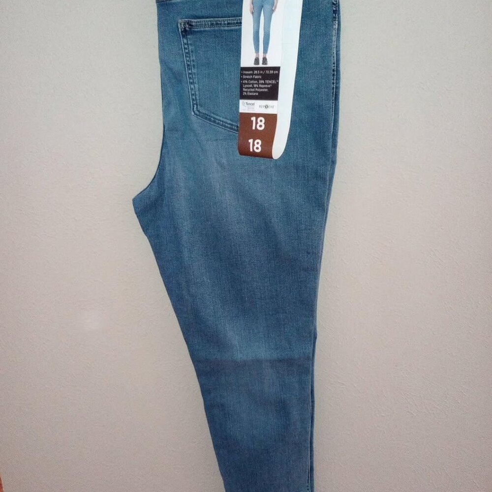 Kirkland Women's Plus Size 18 High Rise Light Blue Skinny Jeans NWT - Picture 3 of 5